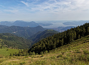 Vista a valle dal Rifugio di Pian Cavallone con il Lago Maggiore o Verbano (in piemontese) sullo sfondo.