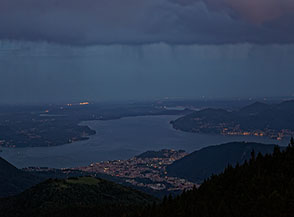 &ldquo;Una notte al Cavallone&ldquo; (luci serali su Intra e il Lago Maggiore dal Rifugio di Pian Cavallone).