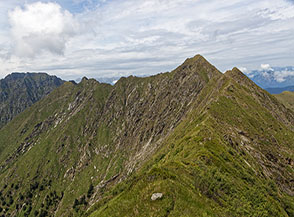 Sull&rsquo;affilata cresta prativa che ci guida verso la cima de la Piota.