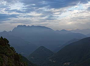 Sopraggiunge la sera sulla Valle Cannobina (dal Bivacco Alpe Lidesh).