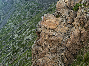 Colorate formazioni rocciose sul fianco della Cresta Sud-Ovest di Cima di Campo.