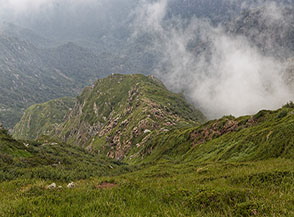 Affaccio su uno dei tanti ripidi canali che sottendono la Cresta Sud-Ovest di Cima di Campo.