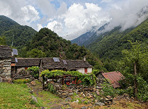 Scorcio del piccolo borgo di Pogallo, passaggio immancabile alla fine del Sentiero Bove.