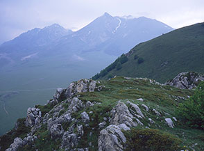 Sul Colle del Serpente, ultima cima della catena orientale del Gran Sasso toccata dal Sentiero dei 4 Vada poco prima che termini al Vado di Sole.