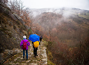 Lungo il Sentiero delle Sette Pietre verso la Valle del Caperrino.