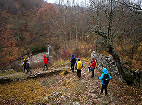 Sul fondovalle, dove il Sentiero delle Sette Pietre incontra il Torrente Caperrino.