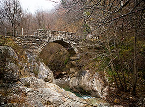 Il ponte medievale che attraversa il Torrente Caperrino sotto Castelmezzano.
