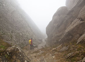 Paesaggio surreale fra le guglie rocciose di Pietrapertosa immerse nelle nuvole.