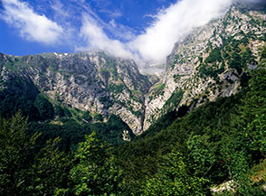 Spettacolare affaccio lungo il Sentiero Geologico sui profondi salti della Valle dell&rsquo;Inferno.