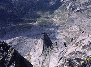Dalla vetta di Punta Allievi uno sguardo sullo Spigolo Sud.