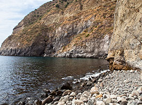 In riva al mare di Sorgeto.