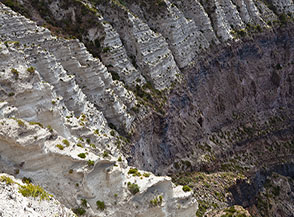 Scorcio sui dirupati calanchi di Punta Imperatore a Ischia.