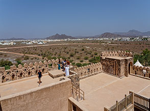 La terrazza merlata del Jabreen Castle di Bahla.