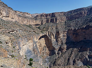 Su uno dei rami laterali dell&rsquo;Al Nakhur Canyon scorgiamo il ciclopico portale di roccia verso cui siamo diretti.