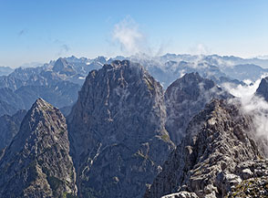 L&rsquo;imponente J&ocirc;f Fuart visto dal J&ocirc;f di Montasio, con all&rsquo;orizzonte le Alpi slovene.