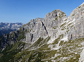 Dal sentiero per la Forcella del Riofreddo vista sulla testata della Valle Grantagar con il Campanile di Villaco (al centro) e Cime Castrein.