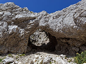 Caratteristico arco nella roccia lungo il sentiero di salita al J&ocirc;f Fuart.