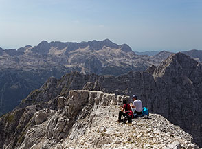 Pranzo al sacco con vista in cima al J&ocirc;f Fuart, all&rsquo;orizzonte la catena rocciosa del Monte Canin.