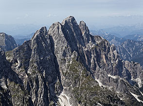 Lo spettacolare Versante Nord-Est del J&ocirc;f di Montasio.