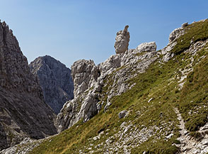 Scorcio sul sentiero verso Forcella Mos&egrave;, con il grosso dito di roccia che la sovrasta.
