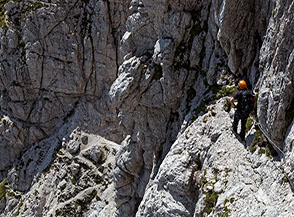 Sul ripido tratto attrezzato che conduce a Forcella Mos&egrave;.