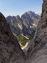 Affaccio sull&rsquo;incassato canale cha da Forcella Mos&egrave; precipita in Valle Spragna con vista sul J&ocirc;f di Montasio.