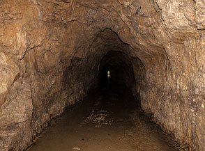 All&rsquo;interno della galleria artificiale lunga ben 500 mt. ma pressocch&eacute; dritta che conduce sul fondo dell&rsquo;Affondatore di Vallivona.