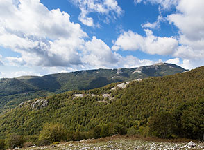 Vista sui Monti di Vallivona (la cresta in primo piano).