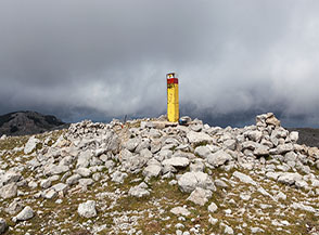 La cima del Monte Cervati con il pilastrino giallo su cui &egrave; posto il segnale trigonometrico o geodetico della rete IGN.
