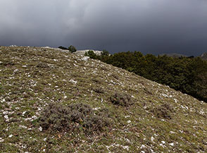 Sulla Cresta Sud del Cervati tallonati da neri nuvoloni.