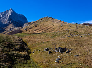 Il crestone prativo che dalla Piana del Laghetto si alza verso l&rsquo;Arapietra.