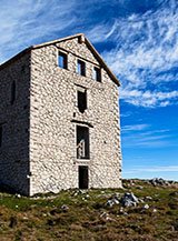 L&rsquo;Albergo diruto sulla cresta dell&rsquo;Arapietra.