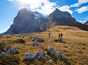 Sulla cresta dell&rsquo;Arapietra verso la Madonnina, con i massicci del Corno Grande e Corno Piccolo (a dx) sullo sfondo.