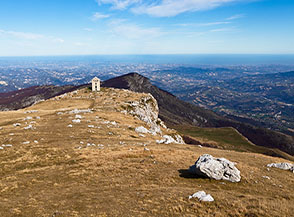 Scorcio della cresta dell&rsquo;Arapietra con l&rsquo;Albergo diruto.