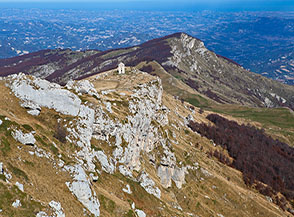 I salti rocciosi della cresta dell&rsquo;Arapietra si affacciano sul Bosco di San Nicola.