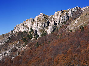 I contrafforti rocciosi del Colle dei Cani nel Vallone del Diavolo.