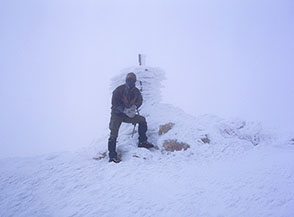 Nella tormenta sulla vetta del Monte Morrone.