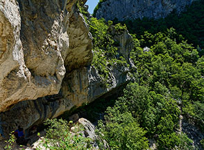 Il tetto roccioso che precede la Balza Forata (lato Valle dell&rsquo;Infernaccio).