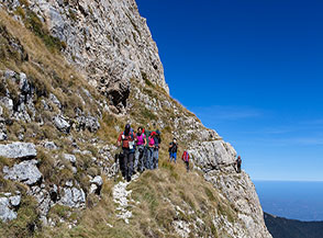 Sul sentiero che, superato un spettacolare terrazzino roccioso, entra nella Valle delle Murelle.
