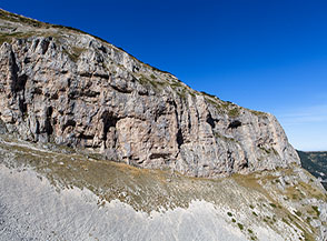 La spettacolare muraglia di roccia che chiude il fianco occidentale della Valle delle Murelle.