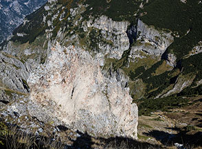 Il singolare sperone di roccia affacciato sulla Valle dell&rsquo;Inferno che s&rsquo;incontra quasi al termine del Sentiero dell&rsquo;Aeroplano.