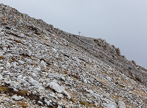 In vista della croce al termine della Cresta Est di Cima delle Murelle.