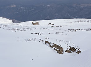 Calando verso il piccolo e sperduto Rifugio de la Pacinella.