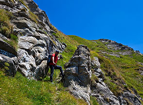 Caratteristico passaggio fra le roccie sulla cresta per Colle Vacciuno.