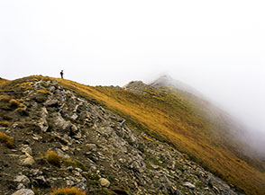 La Cresta Sud di Cima della Laghetta si perde fra le nuvole.