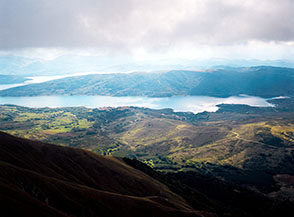 Scorcio sul Lago di Campotosto da una cresta del Fosso dei Carbonari.