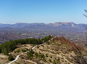 Il colle di Capo la Valle al termine del quale si scorge la chiesetta del Sacro Cuore.