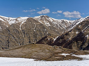 I ruderi dello Stazzo del Gorzano Alto con sullo sfondo Pizzo di Moscio.
