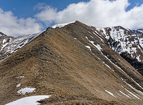 Dalla cima de la Cipollara vista sulla marcata cresta che conduce sulla cresta sommitale dei Monti della Laga.