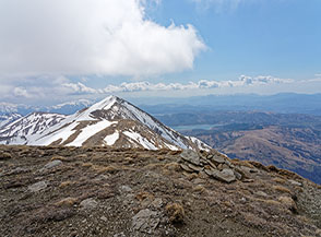 Ometto di vetta sulla spoglia Cima della Laghetta Nord (sullo sfondo Cima della Laghetta).